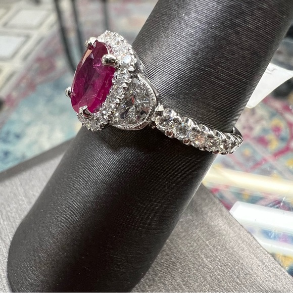 18k White Gold Diamond & Ruby Ring - Picture 3 of 9